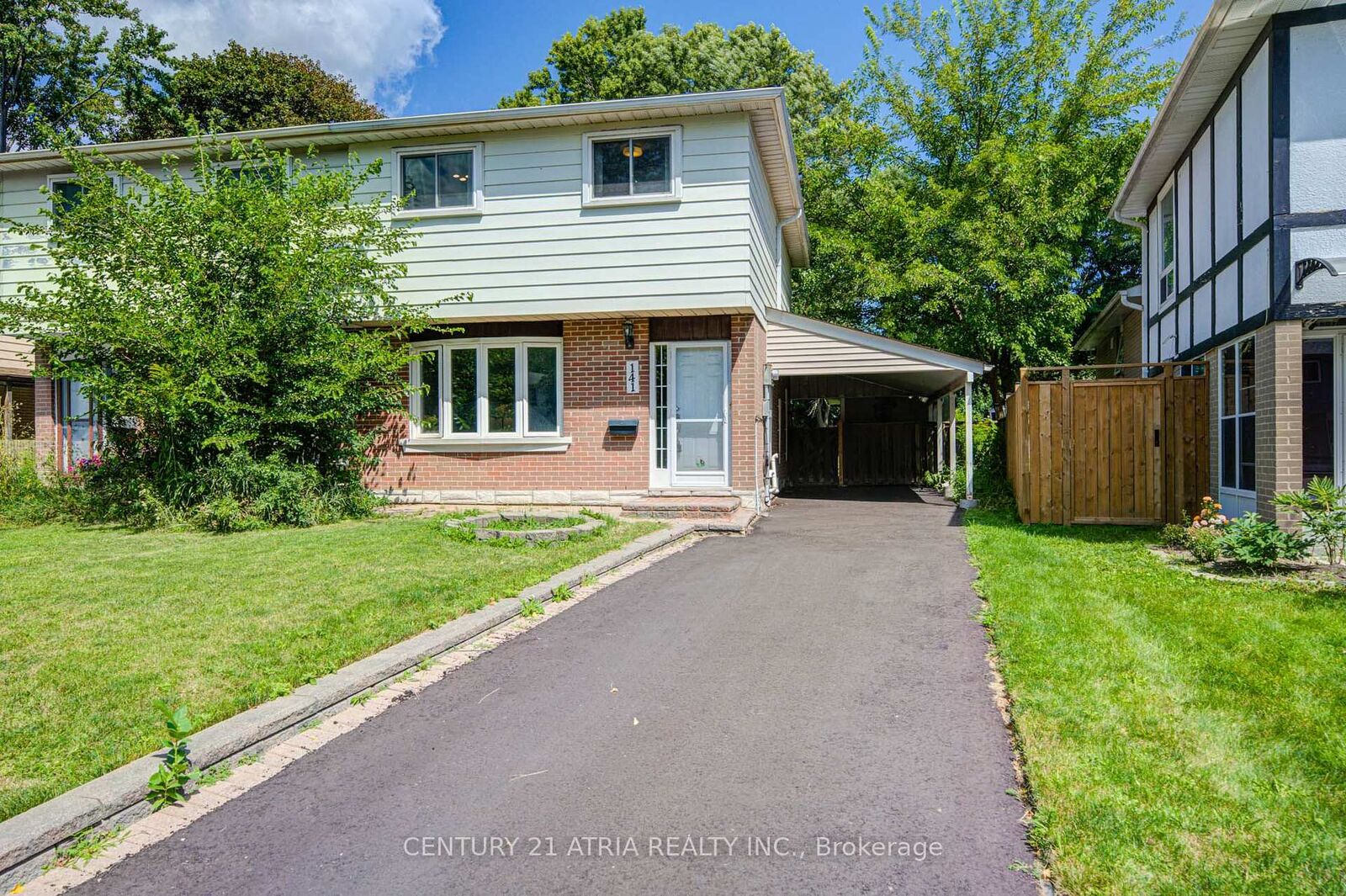 Property Photo: 141 Hollyberry Trail ON M2H 2P2