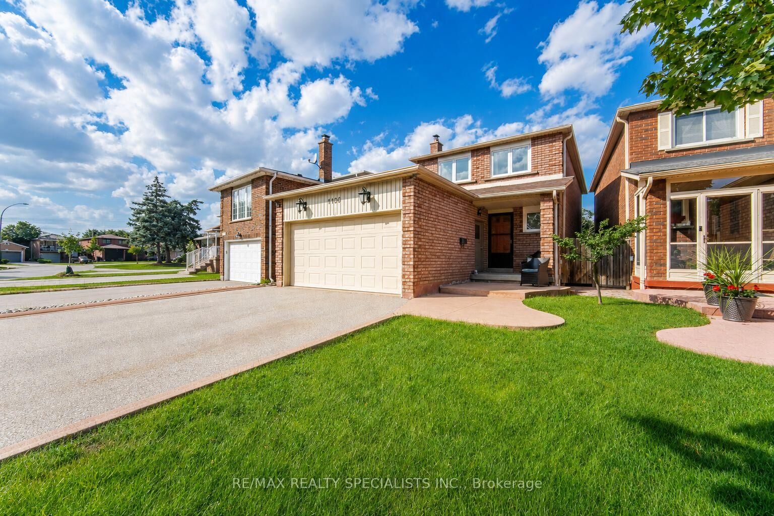Property Photo: 1106 Highgate Place ON L4W 3H4