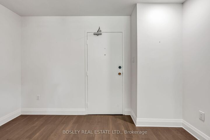 Property Photo: 966 Inverhouse Drive 112 ON L5J 4B6