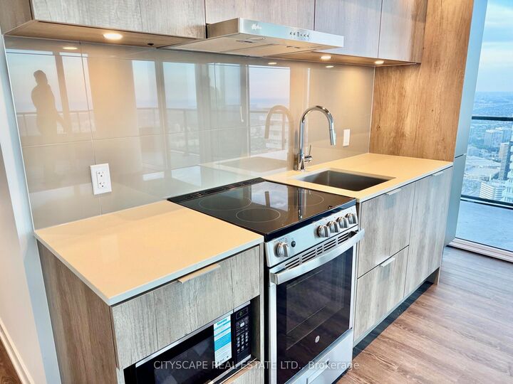 Property Photo:  448 Burnhamthorpe Road W 6508  ON L5B 0R4 