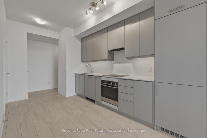 Property Photo:  30 Elm Drive W 3306  ON L5B 0N6 