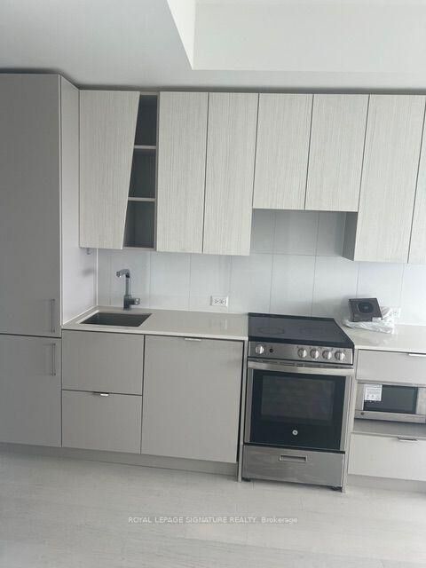 Property Photo: 3883 Quartz Road 4808 ON L5B 4M6