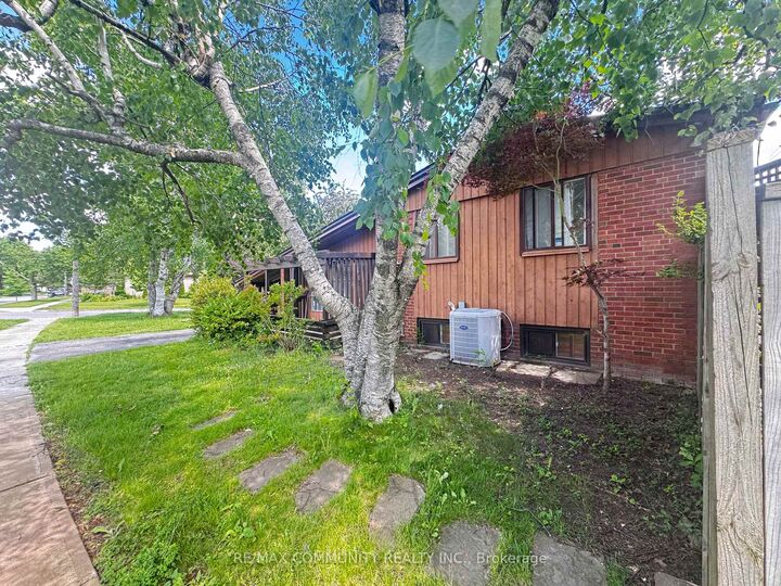 Property Photo: 36 Benprice Court ON M1H 1N3