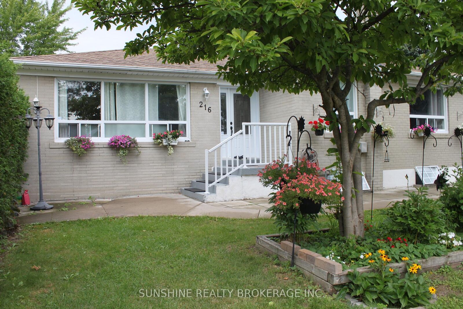 Property Photo:  216 Alverna Road Lower B  ON L4C 3M7 