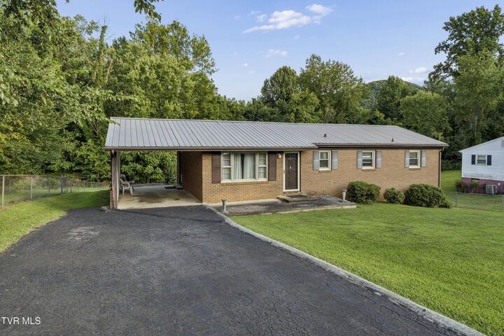 Property Photo: 707 Hilltop Drive TN 37604