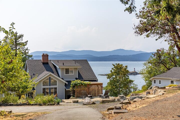 Property Photo: 1209 Port Washington Rd BC V0N 2M1