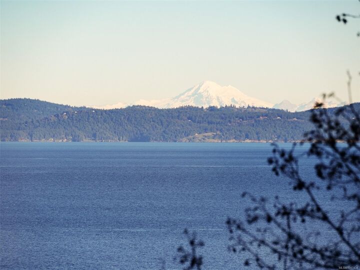 4553 Cordova Bay Rd — photo 1