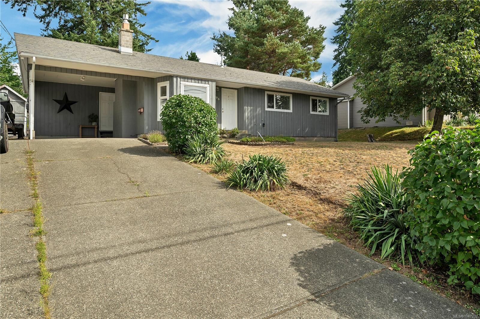 Property Photo: 696 Shellbourne Blvd BC V9W 5H1