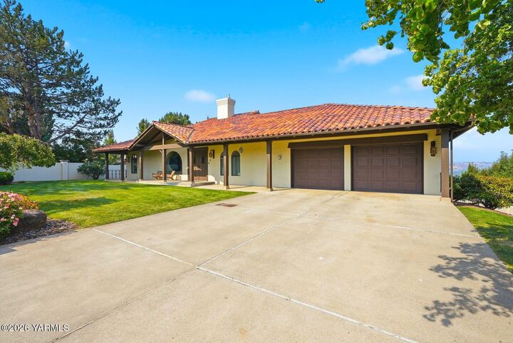 Property Photo:  530 Brown Ln  WA 98942 