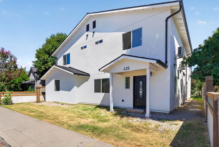 Property Photo: 423 427 E Lodi Avenue CA 95240