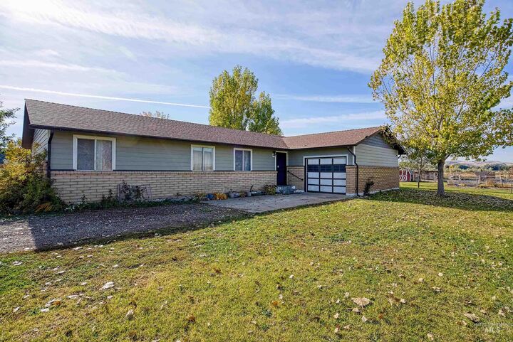Property Photo:  425 W Peach Rd  OR 97914 