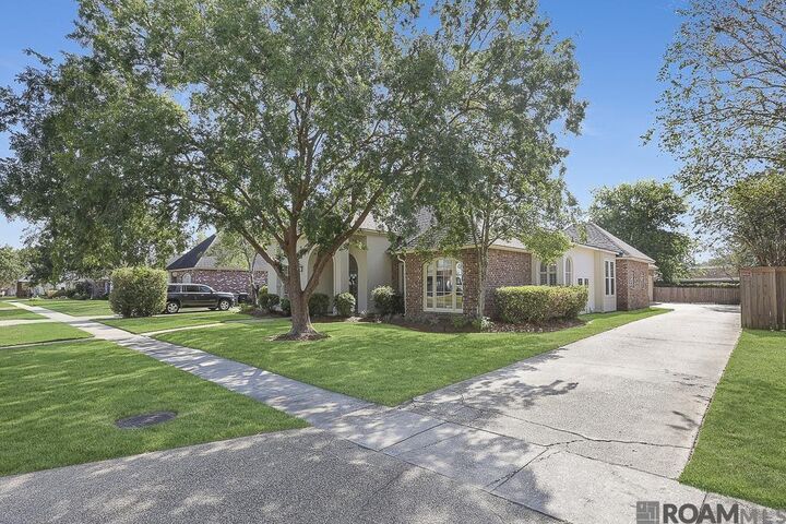 Property Photo: 1624 Plantation Oaks Dr LA 70810