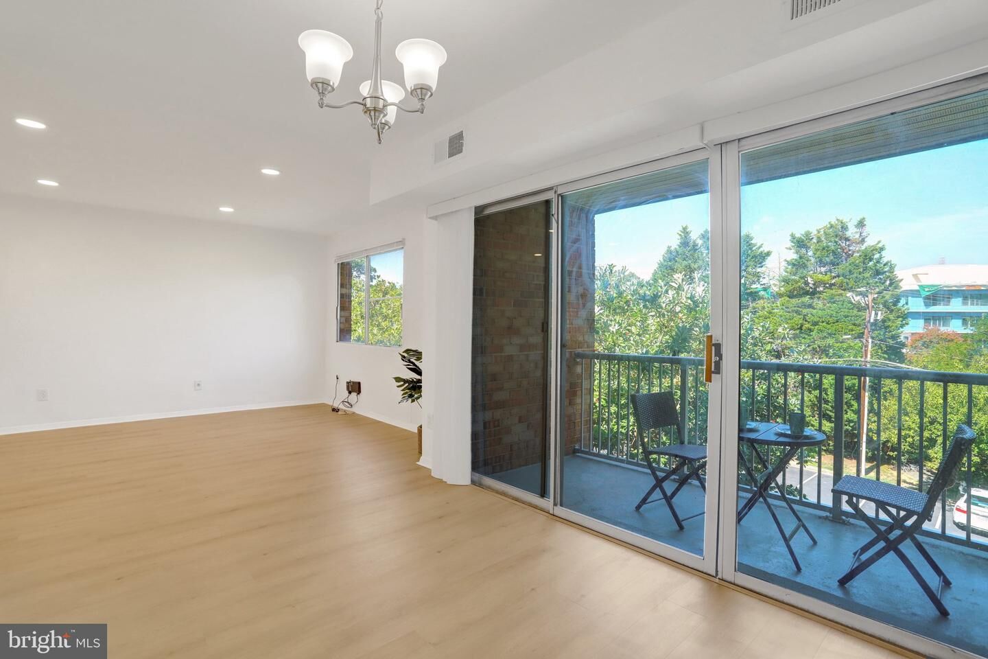 Property Photo:  2909 Charing Cross Road 13  VA 22042 