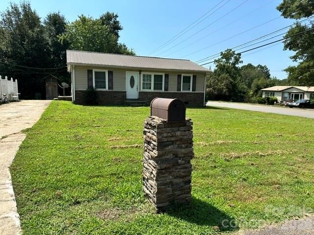 Property Photo:  601 E Saunders Avenue  NC 28658 