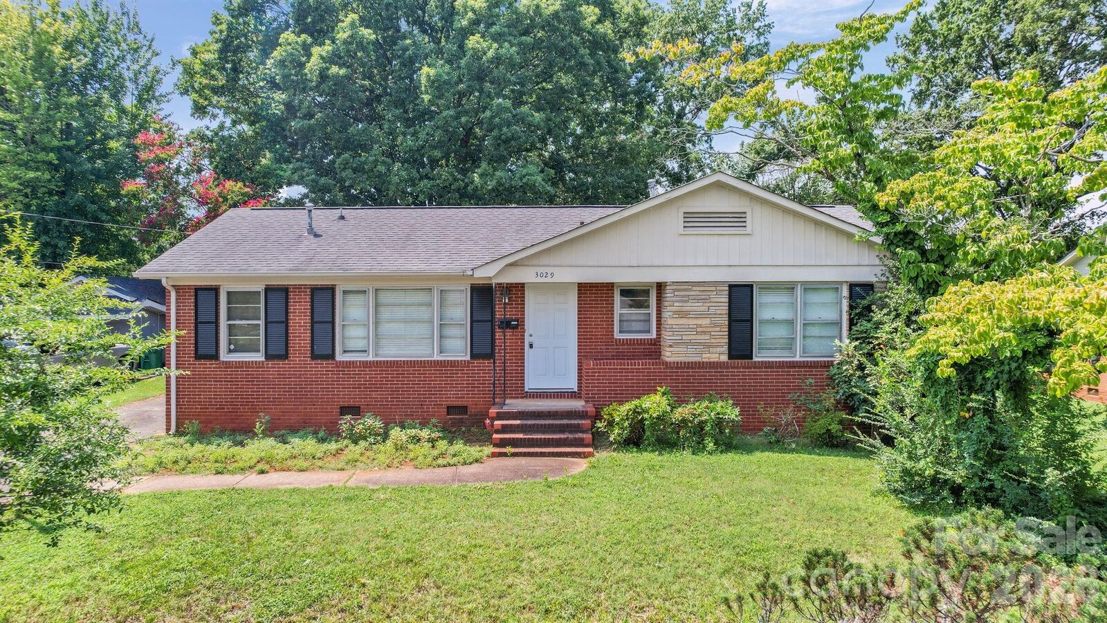 Property Photo: 3029 Rosehill Drive NC 28212