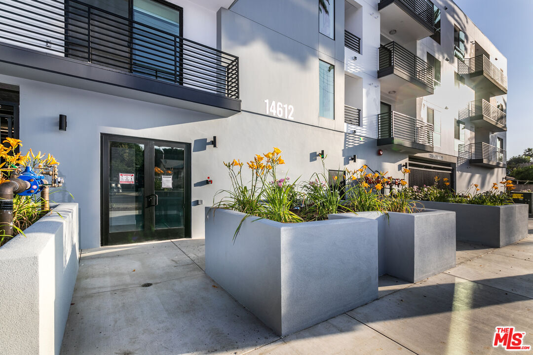 Property Photo: 14612 Calvert St, Unit 202 CA 91411