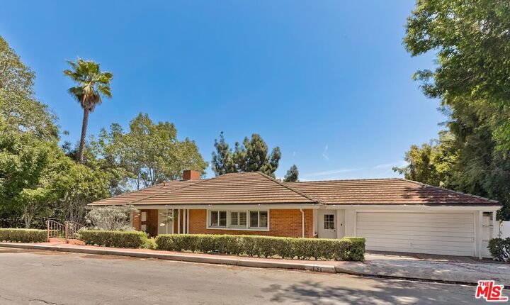 Property Photo: 131 Ashdale Ave CA 90049