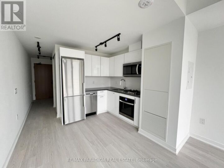 Property Photo:  195 McCaul Street 1705  ON M5T 1W6 
