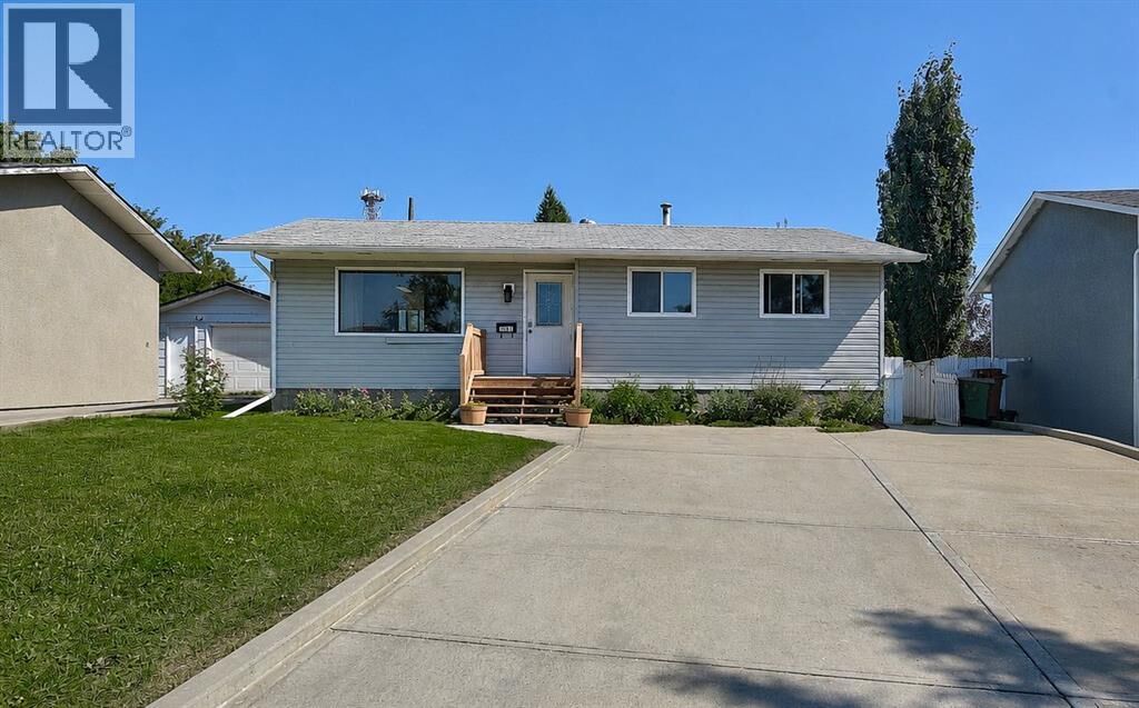 Property Photo: 10431 92A Street AB T8V 3V6