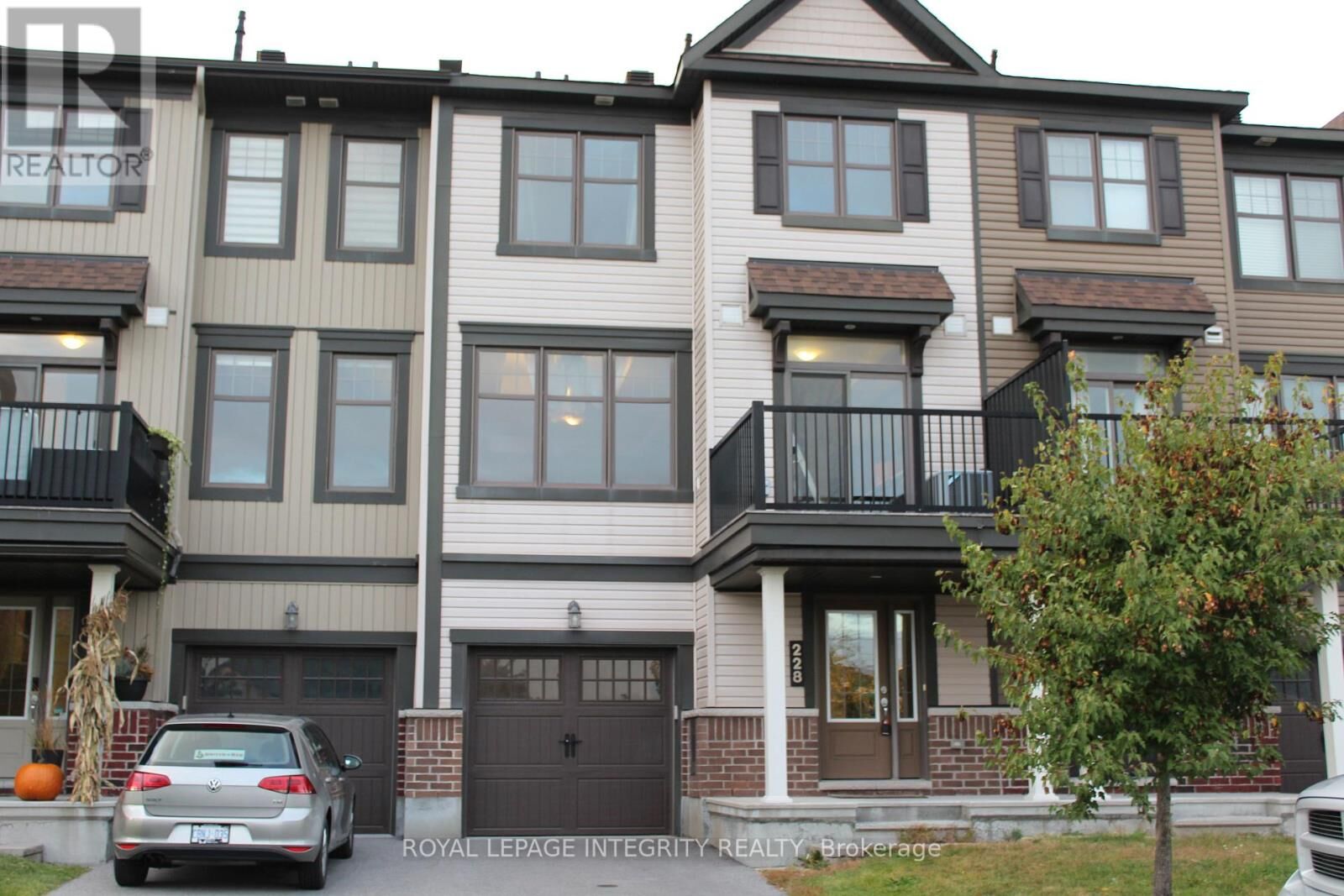 Property Photo: 228 Halyard Way ON K2S 1B9