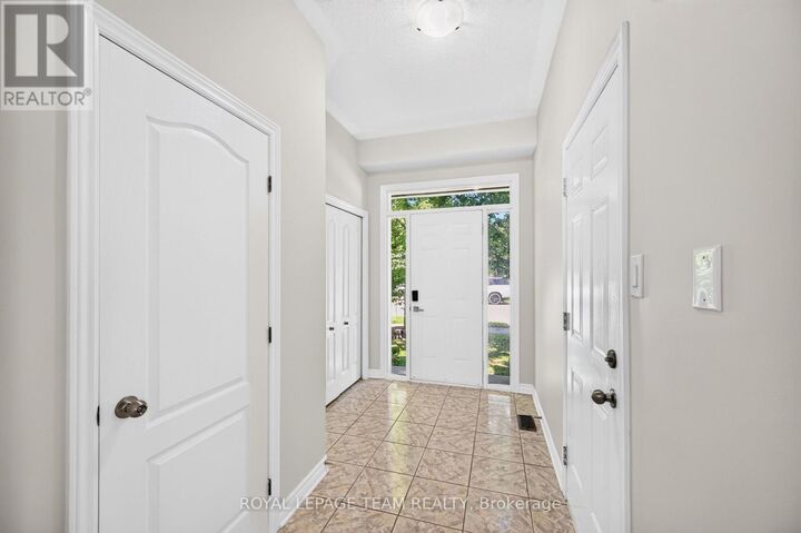Property Photo:  686 White Alder Avenue  ON K1T 0E8 