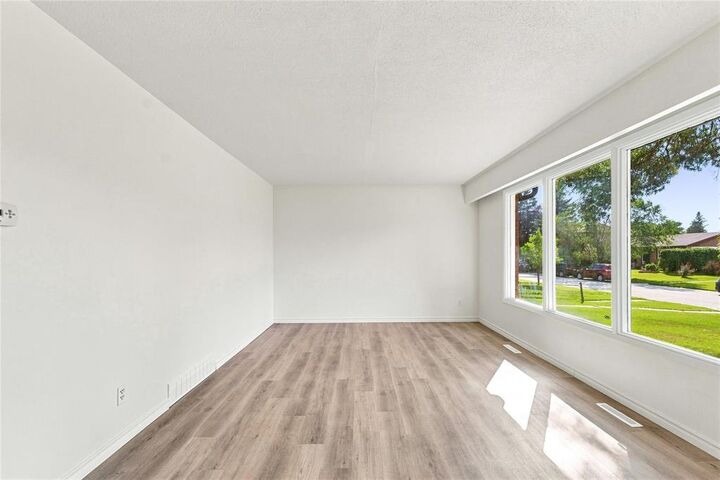 Property Photo: 201 Kisil Bay MB R2K 3E7