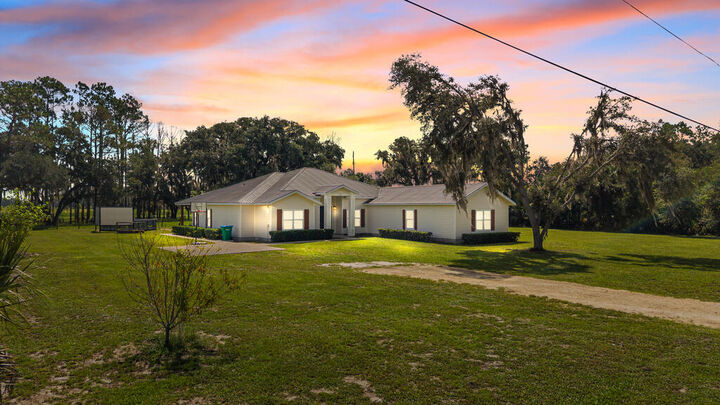 Property Photo: 324 NE 300th St FL 32628