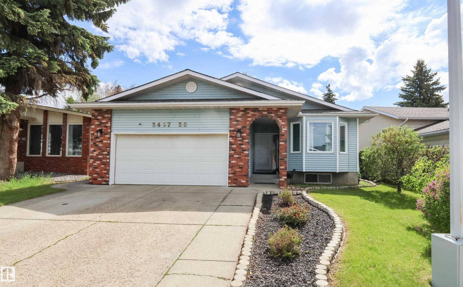 Property Photo:  3467 39 Street NW  AB T6L 3Y9 
