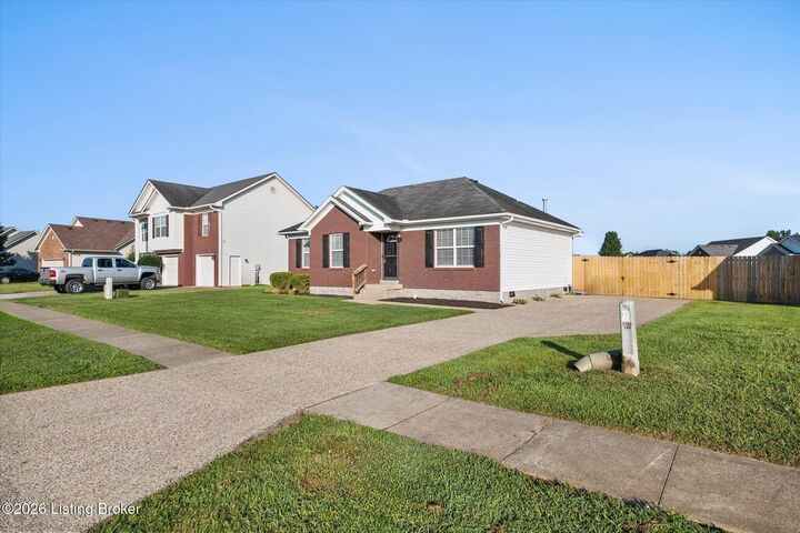 Property Photo: 729 Oak Grove Blvd KY 40165