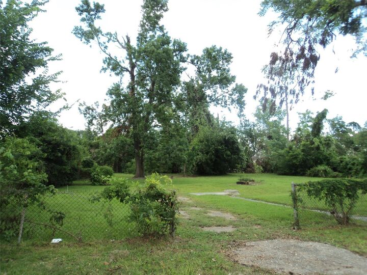 Property Photo: 6729 Kittridge Street TX 77028