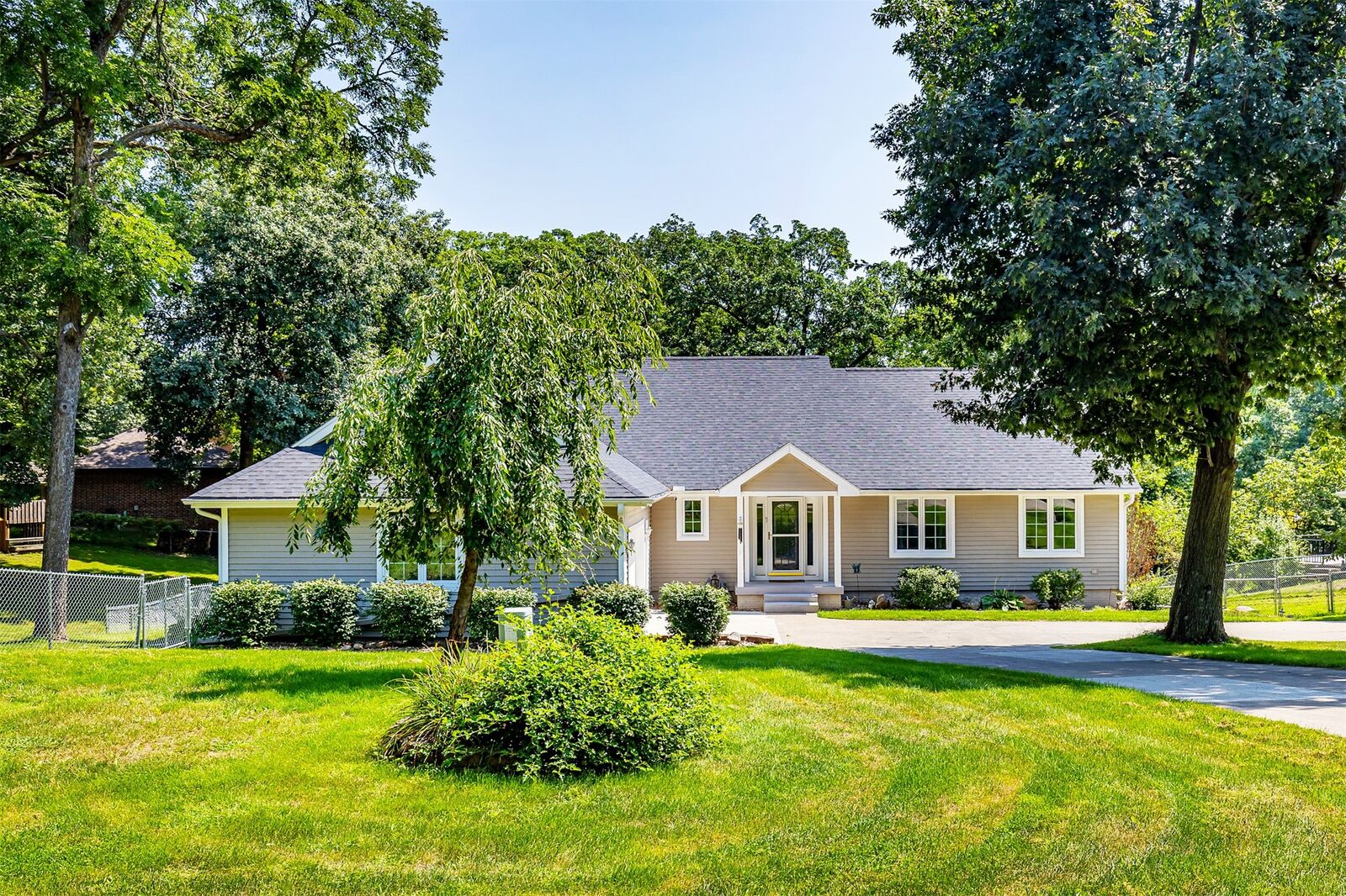 Property Photo: 6943 NW Trail Ridge Drive IA 50131