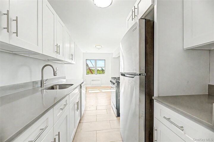 Property Photo:  671 Bronx River Road 6K  NY 10704 