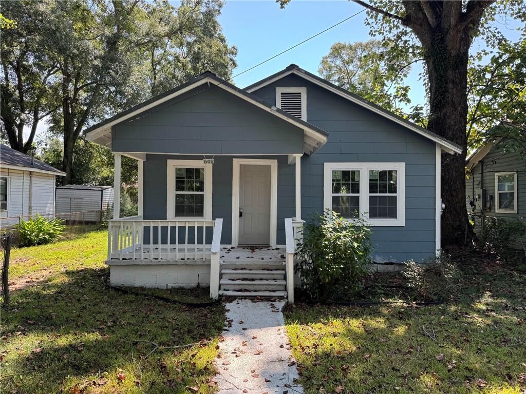 Property Photo: 606 Thornton Avenue AL 36610