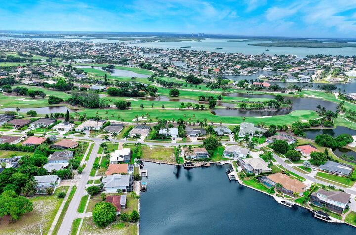 Property Photo: 1511 Jamaica Court FL 34145