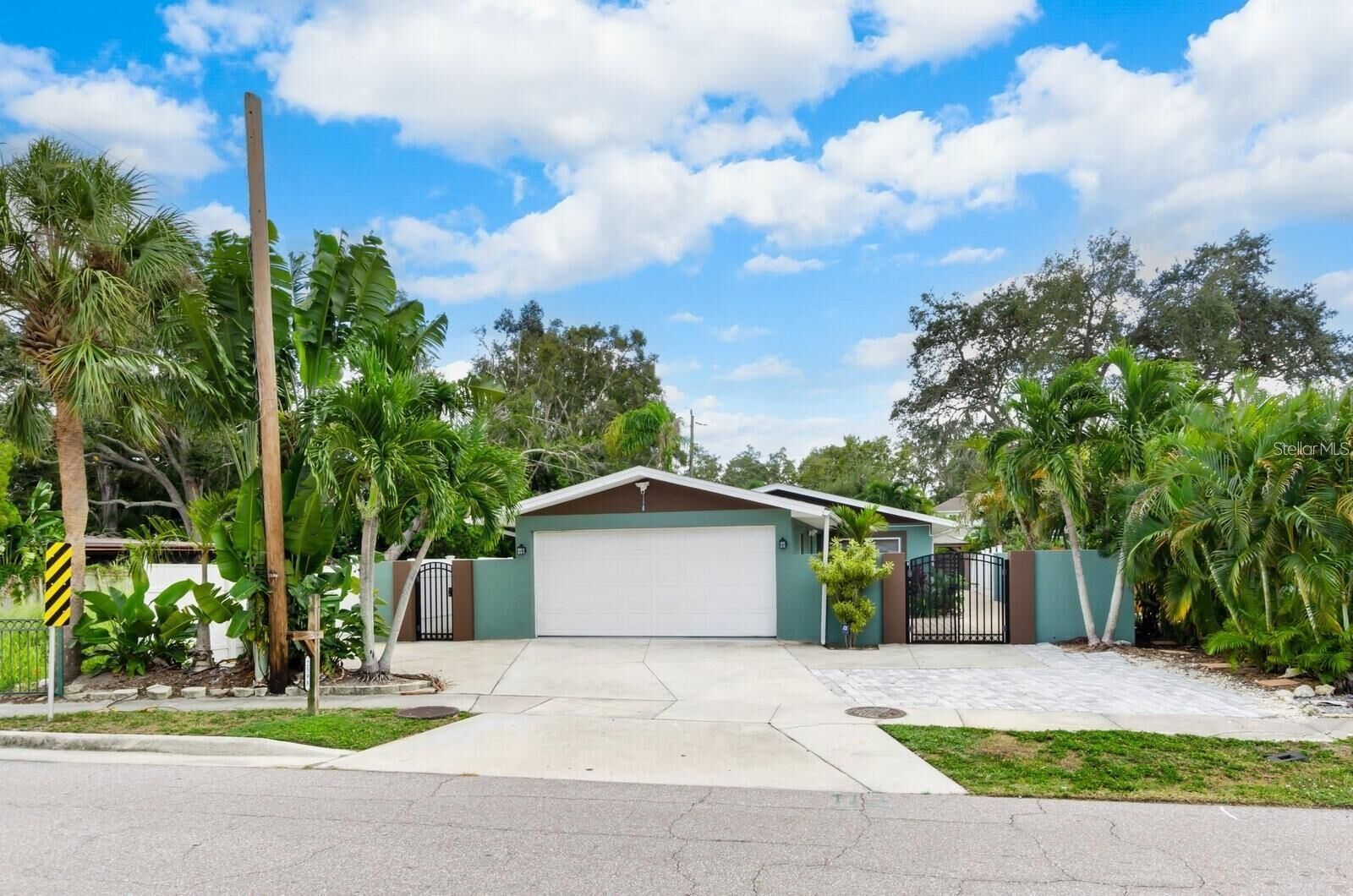 Property Photo: 2598 Wood Street FL 34237
