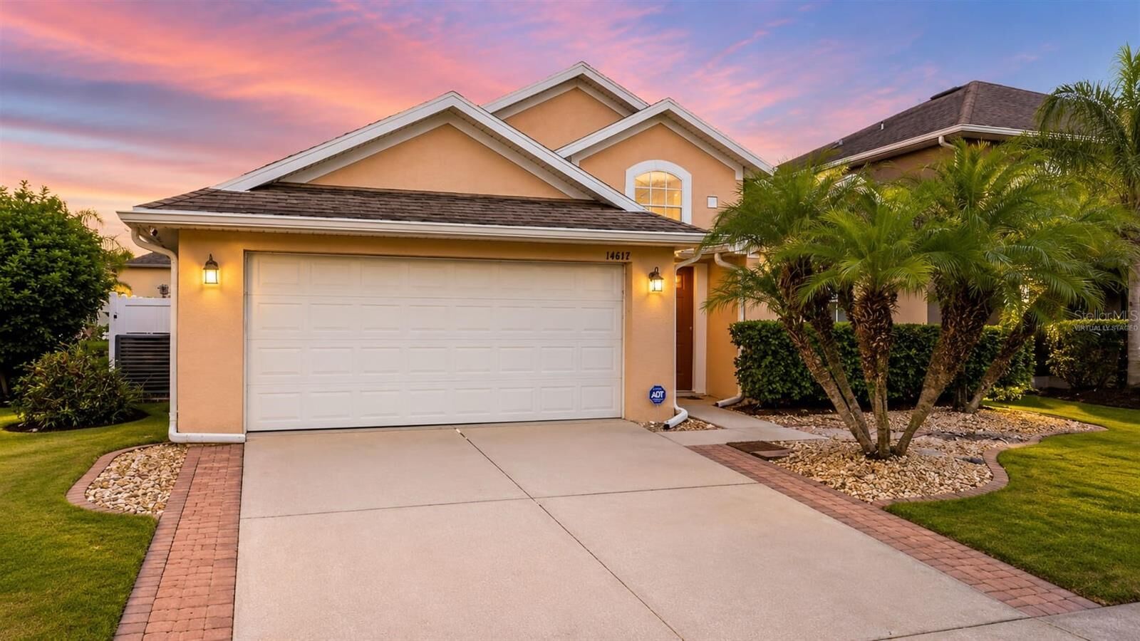 Property Photo: 14617 Keelford Way FL 32824