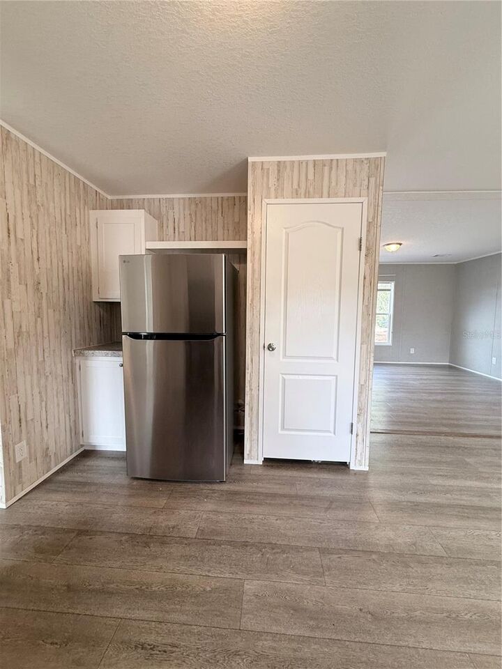 Property Photo: 932 SE 40th Place FL 32666