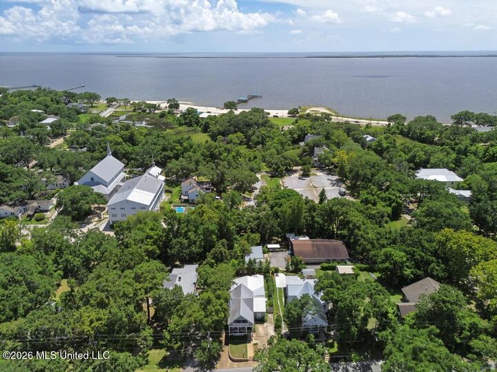Property Photo:  910 Calhoun Street  MS 39564 