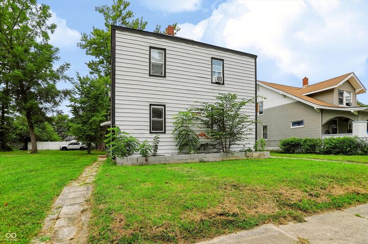 Property Photo:  3007-3009 E Lynn Street  IN 46016 