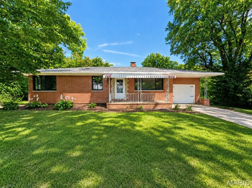 Property Photo:  524 Pearl Street  IL 62035 