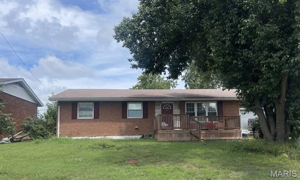 Property Photo:  15 Fontainebleau Drive  IL 62040 