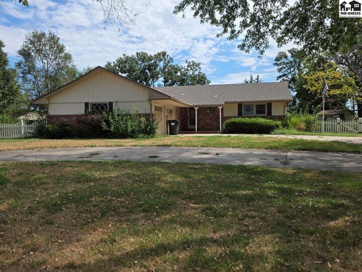 Property Photo: 3802 Quivira Dr KS 67502