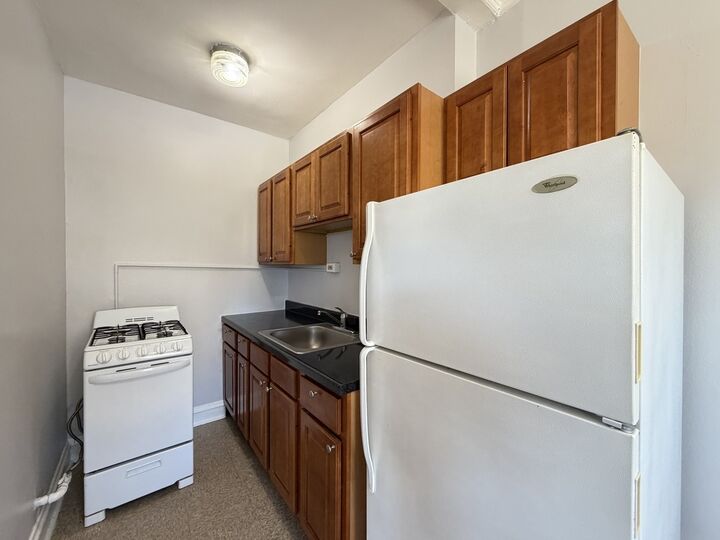 Property Photo:  917 W Eastwood Avenue 704  IL 60640 
