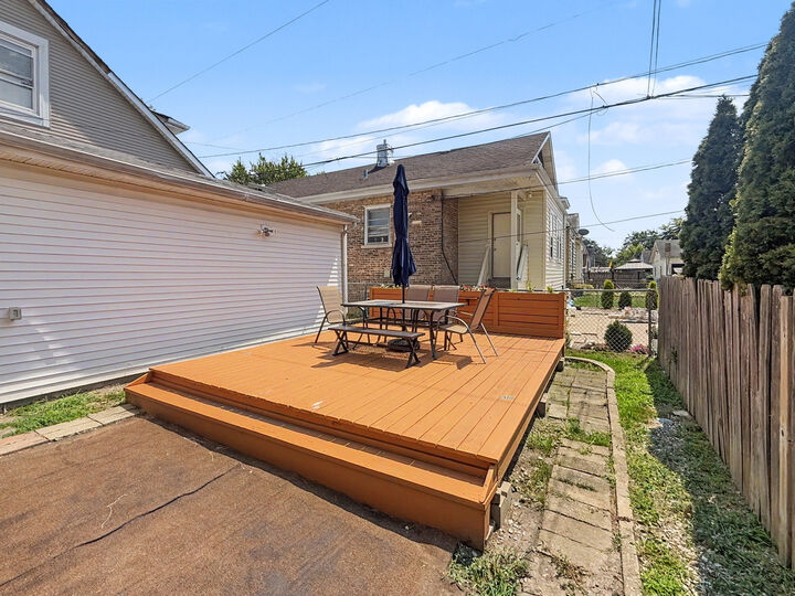 Property Photo: 5005 W Eddy Street IL 60641