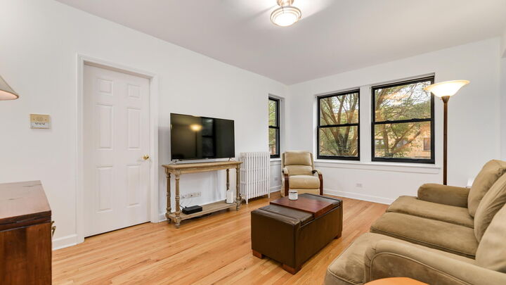 Property Photo: 1850 W Lunt Avenue 2 IL 60626