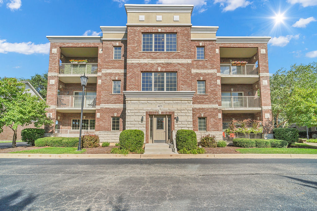 Property Photo:  405 W Pierce Road 301  IL 60143 