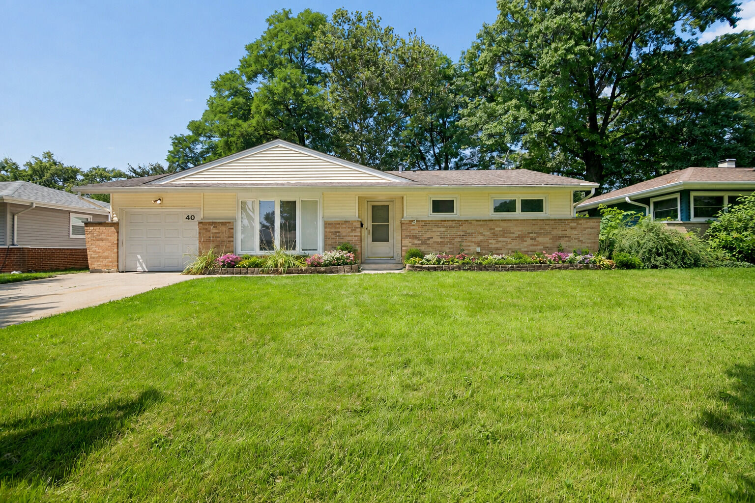 Property Photo: 40 Wildwood Road IL 60007