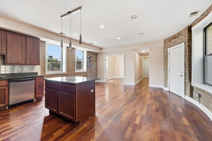 Property Photo: 6410 N Hoyne Avenue 2W IL 60645