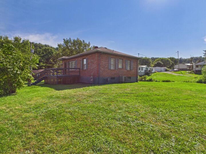 Property Photo: 258 Wedgewood Ave WV 24739