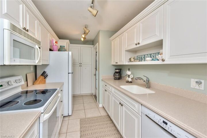 Property Photo: 2121 Gulfshore Blvd N 503 FL 34102